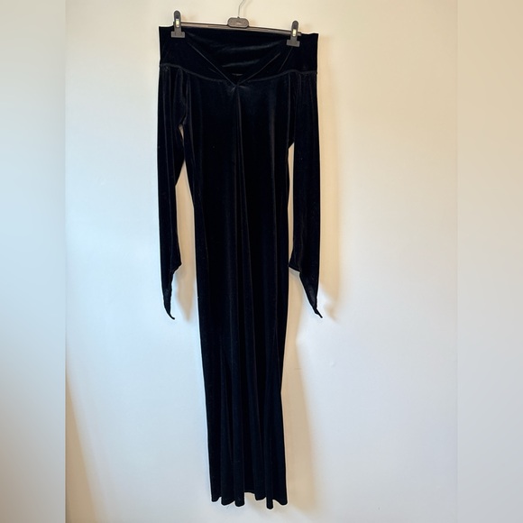 Elegant Black Velvet Off-Shoulder Dress - Picture 1 of 2